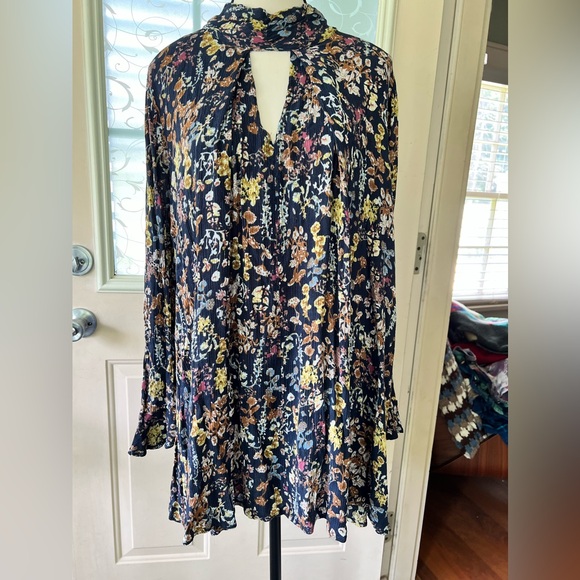 Umgee USA size L floral tunic. Hich neck with two button closure on back. - Picture 5 of 8